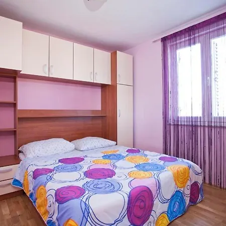 Leona * Betina (Sibenik-Knin)