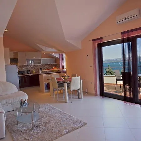 Leona Apartment *