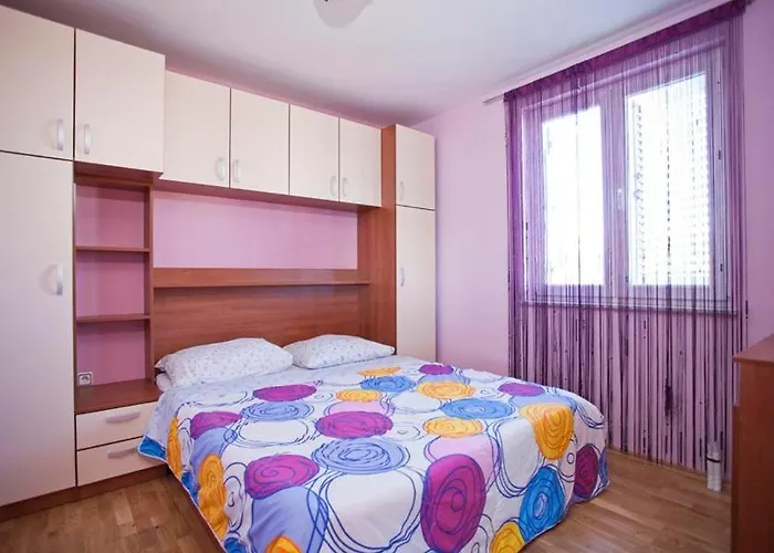 Leona * Betina (Sibenik-Knin)